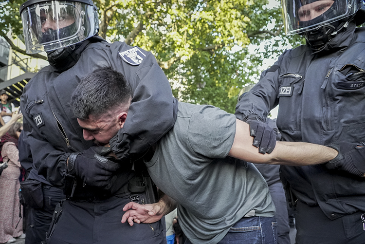 Polisin göstericilere müdahalesi