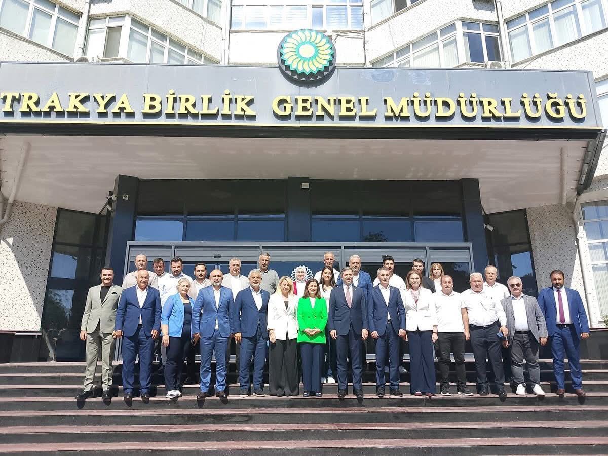 Sırakaya basın toplantısında konuşma yaparken