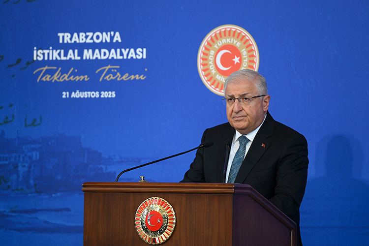 Milli Savunma Bakanı Yaşar Güler Törende