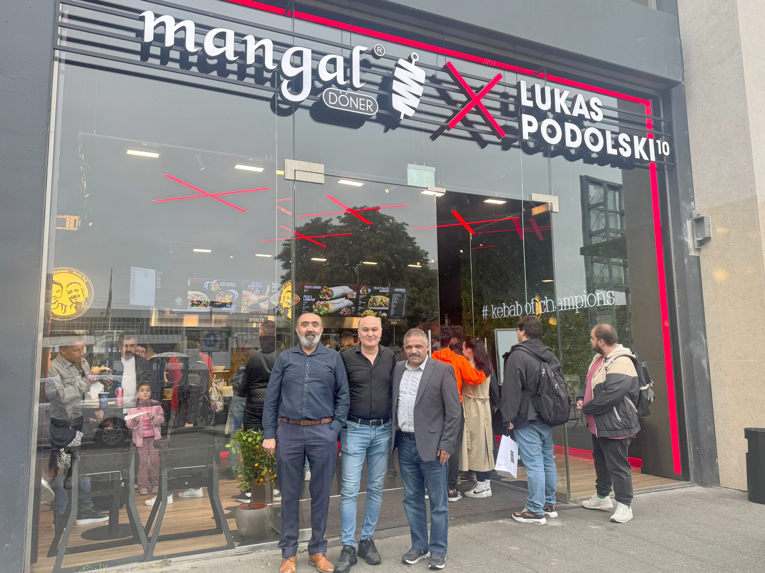 Mangal Döner x Lukas Podolski markası Hollanda’daki ilk şubesini Rotterdam’da