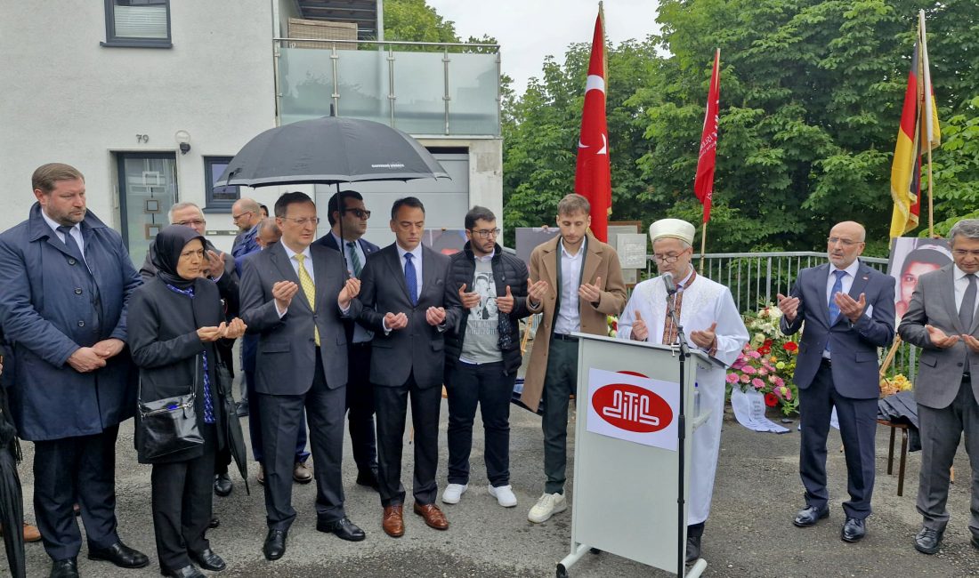 Solingen ırkçı saldırıda hayatını kaybeden 5 Türk için anma töreni