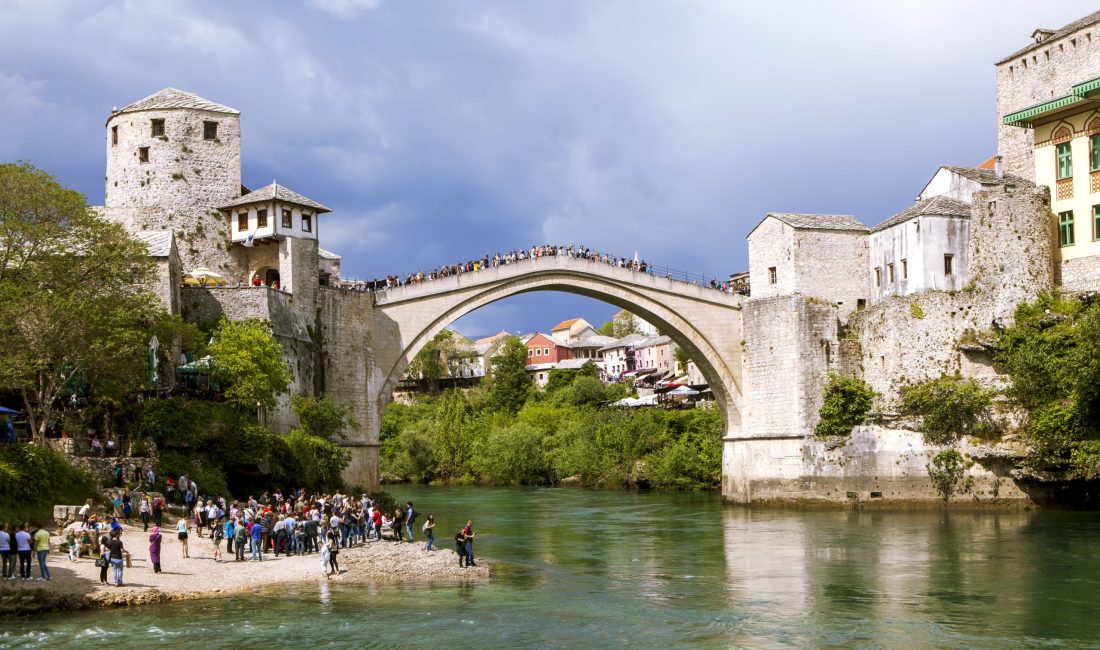 Bosna Hersek’in güneyindeki Mostar şehrinde bulunan Mostar Köprüsü (Stari Most),