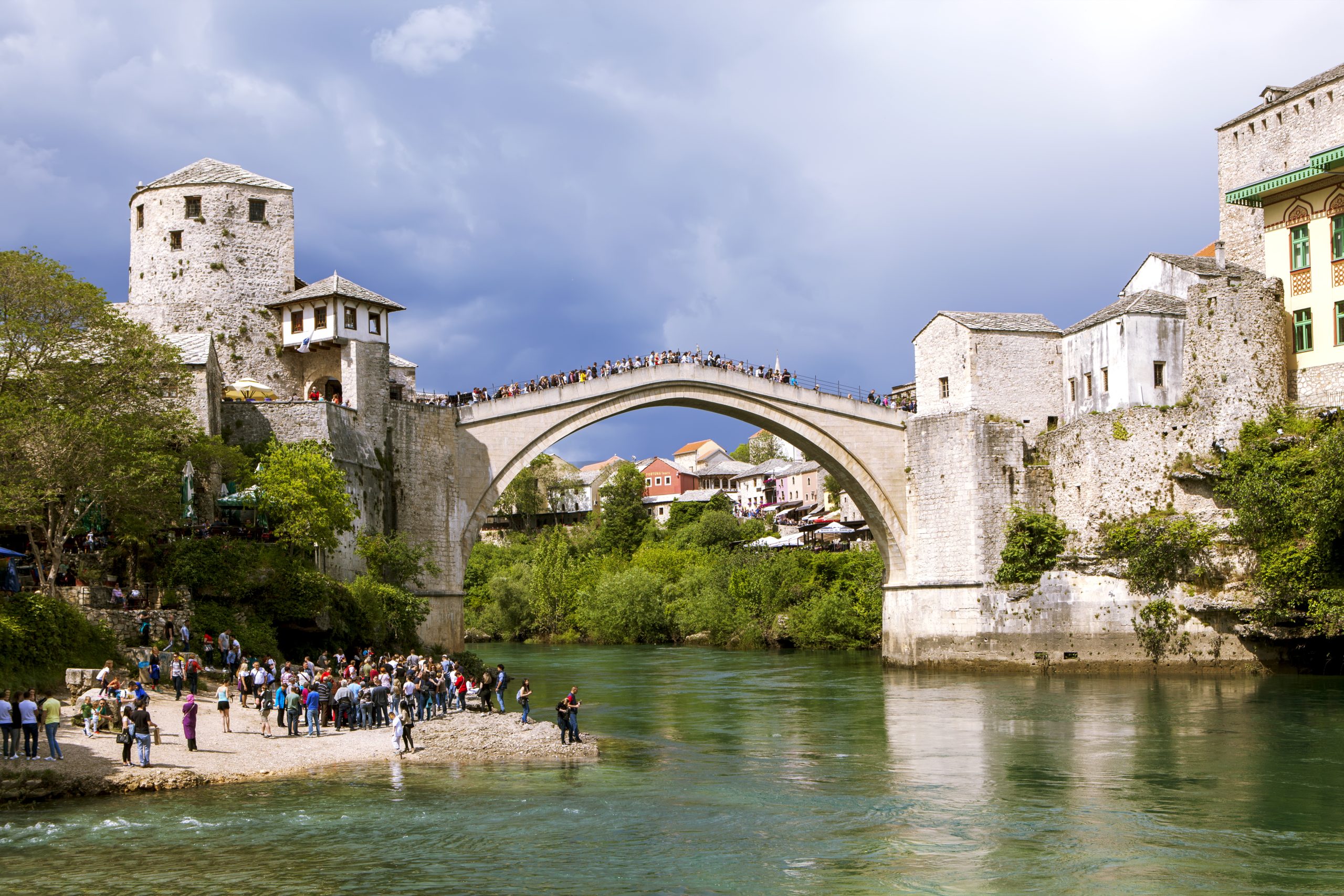 Bosna Hersek’in güneyindeki Mostar şehrinde bulunan Mostar Köprüsü (Stari Most),