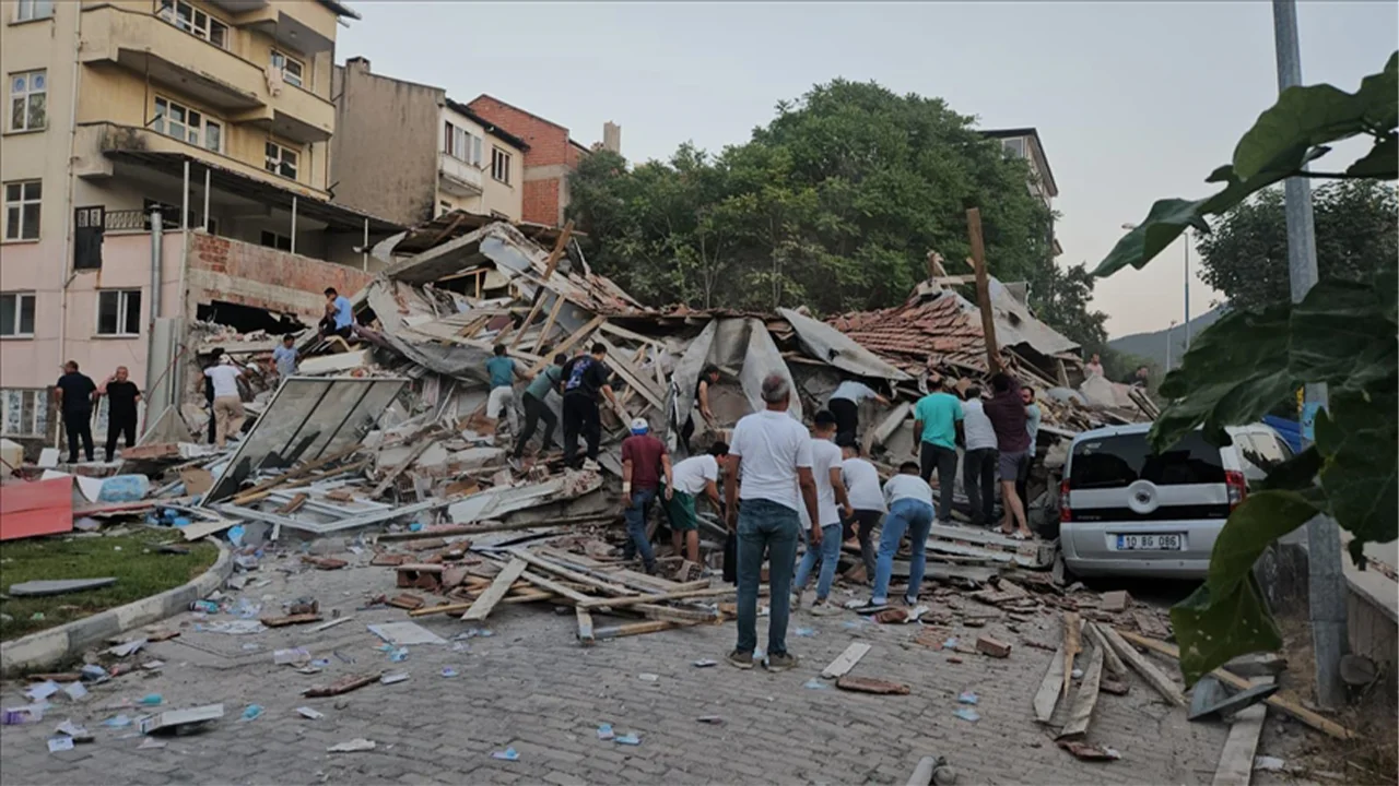 Bugün akşam saat 19.53’te Balıkesir’in Sındırgı ilçesinde 6,1 büyüklüğünde bir