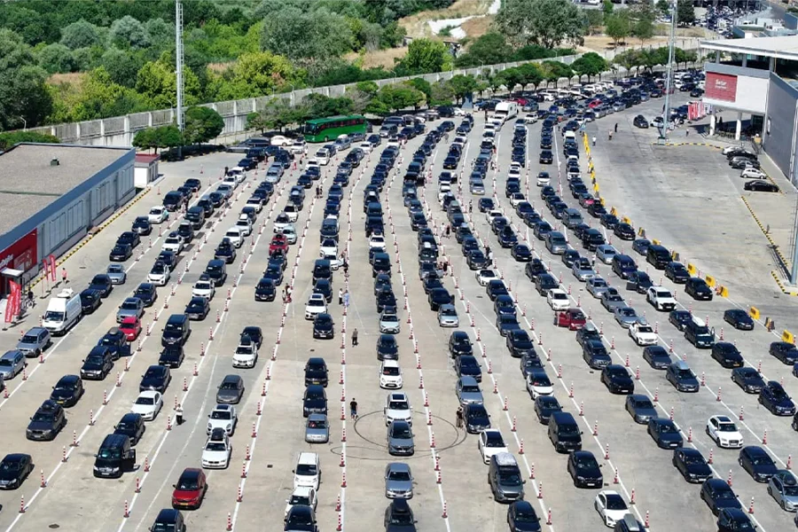 Yola çıkmayı planlayan veya seyahat halinde olan sürücülere, güvenli ve