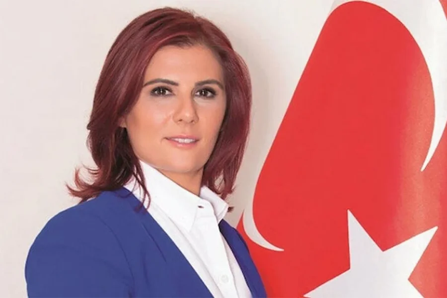 Aydın Büyükşehir Belediye Başkanı Özlem Çerçioglu ve birlikte hareket eden