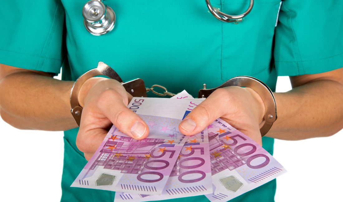 Atina’nın Hipokrat Hastanesi Kalp Cerrahisi Kliniği Müdürü, hastalarından rüşvet talep