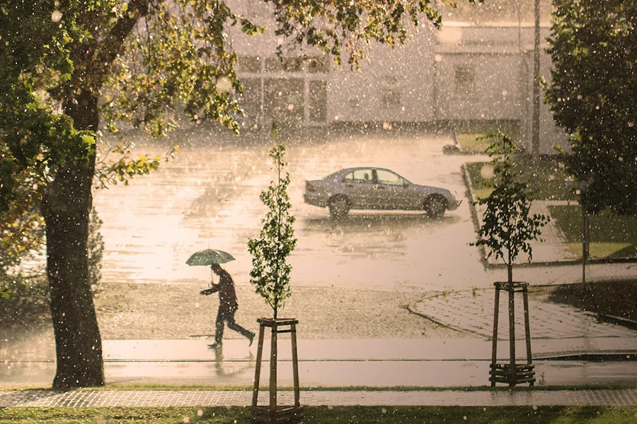 İstanbul, bugün öğleden sonra başlayan şiddetli yağmurun etkisi altında kalarak