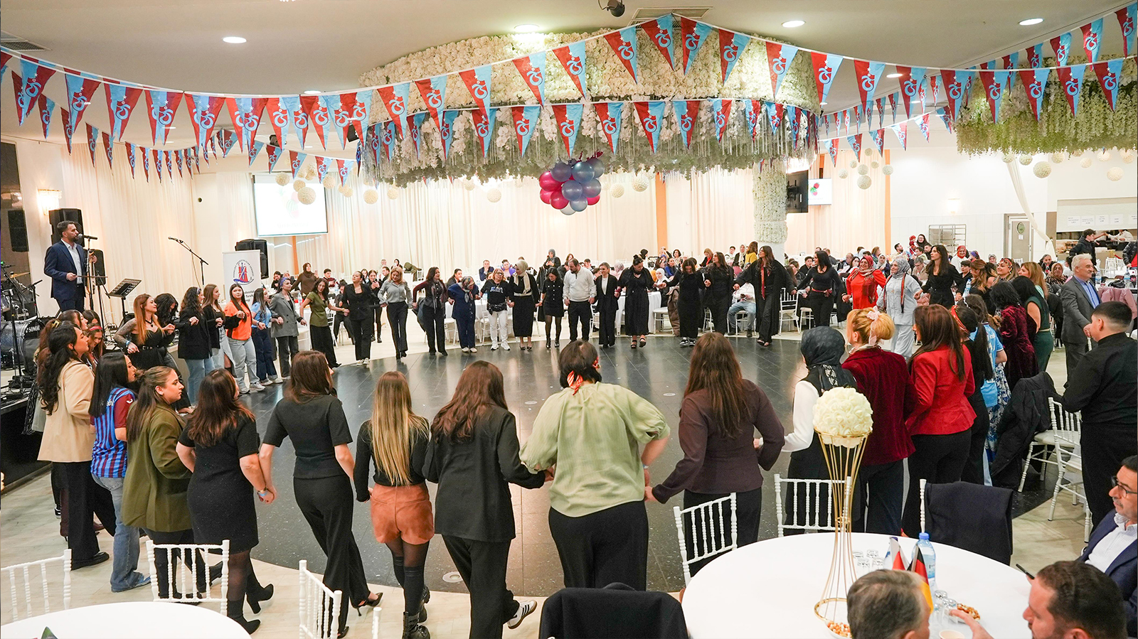 Hamburg’da Karadeniz rüzgârı: Kültür, müzik ve dayanışma aynı gecede buluştu