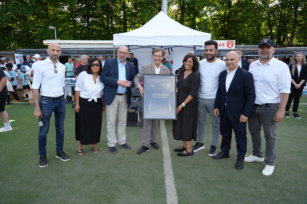 Essen Başkonsolosluğu turnuvasının ana sponsoru Acıbadem’e teşekkür forması 