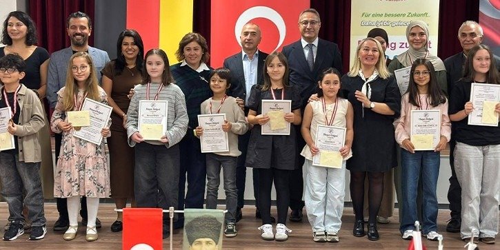 Ruhr'da Türkçe-Almanca okuma yarışmasının kazananları ödüllendirildi