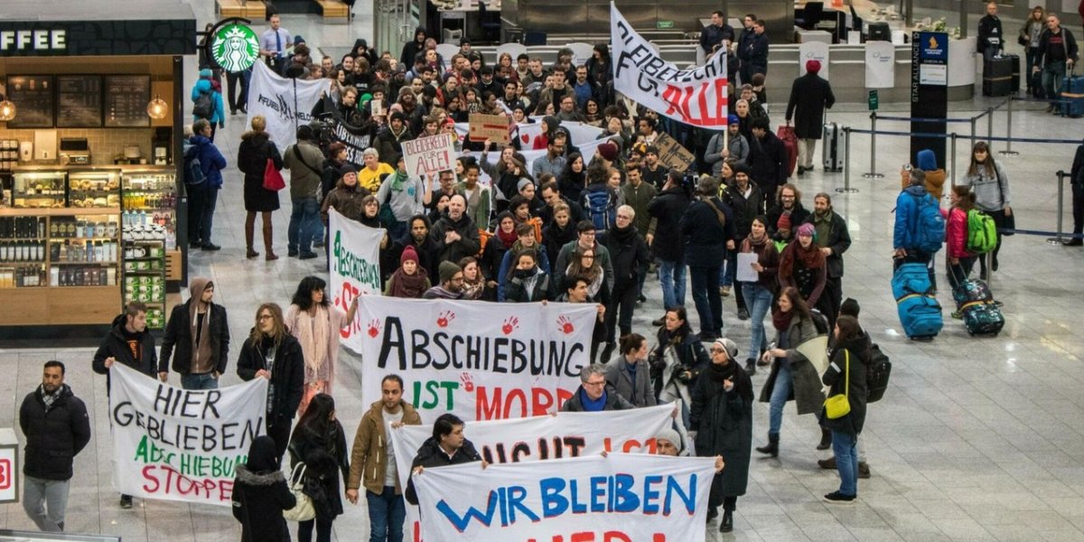 Almanya'da havalimanlarında göç protestoları: Binlerce gösterici sınır dışı politikasını kınadı